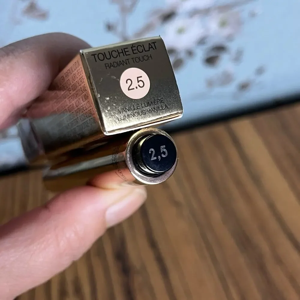 YSL Touche Éclat Radiant Touch Illuminator & Corrector 2.5 Luminous Vanilla